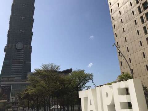 TAIPEI 101與TAIPEI LOGO打卡點(圖片來源：臺北市市政大樓公共事務管理中心)