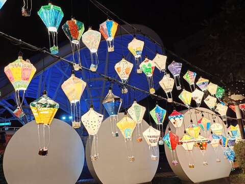 創意十足的熱氣球燈(圖片來源：臺北大眾捷運股份有限公司)