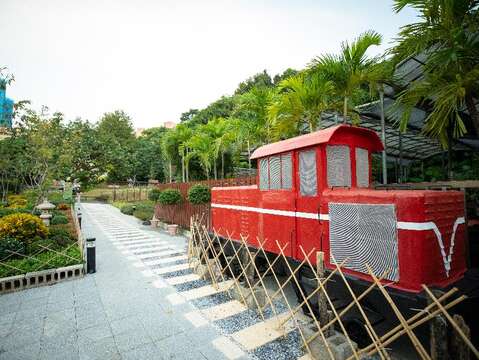 結合汀州路巷內北側廣場(水源町公園)鋪面與導覽牌設計，重現鐵道光景，傳承鐵道故事，推廣在地人文教育的重要性。(圖片來源：臺北市政府工務局公園路燈工程管理處)
