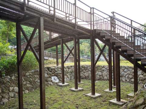 棧道下方乾式滯洪沉砂池，降低大雨來臨時的洪峰流量、沉積土石之功效及減輕下游排水設施的負擔(圖片來源：臺北市政府工務局公園路燈工程管理處)
