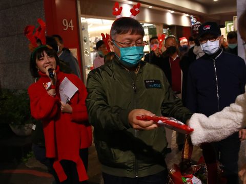 柯文哲市長沿路發放耶誕禮物。(圖片來源：臺北市政府觀光傳播局).JPG
