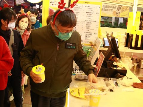 柯文哲市長至「2022臺北耶誕愛無限 暖心耶誕遊公館」活動特約店家消費集點。(圖片來源：臺北市政府觀光傳播局).JPG
