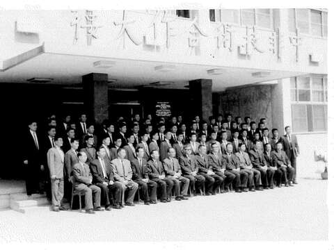 受訓學員於中非技術合作大樓前合照(圖片來源：臺北市立圖書館)