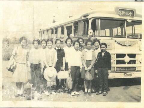 早期行駛於臺北與新店的公車，於臺大校園門口附近搭車(圖片來源：臺北市立圖書館)