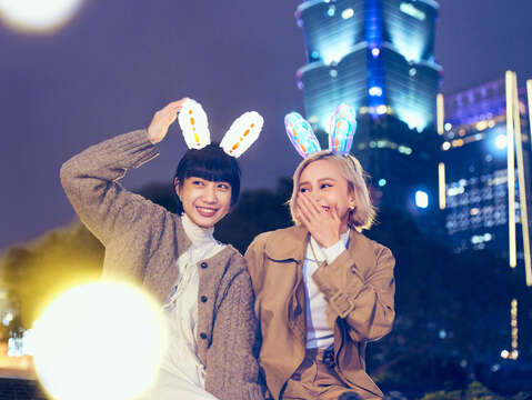 戴上可愛的兔耳燈一起迎接新的一年吧(圖片來源：臺北市政府產業發展局)