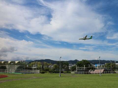 內湖運動公園可近距離欣賞松山機場飛機起降的壯觀場景，感受飛機呼嘯而過的震撼(圖片來源：臺北市政府工務局衛生下水道工程處)