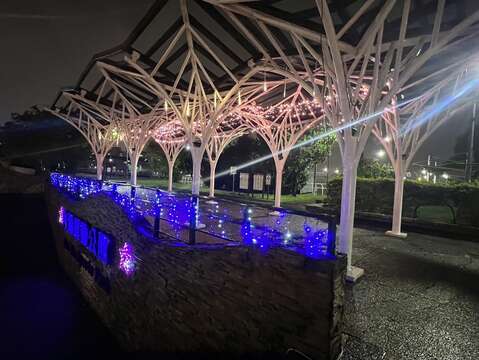 內湖運動公園繽紛燈飾為寒冷冬夜增添熱鬧氣息(圖片來源：臺北市政府工務局衛生下水道工程處)