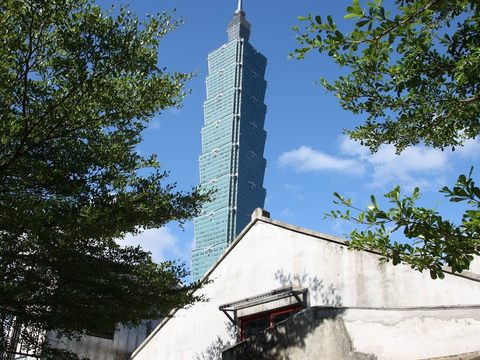 在四四南村可以捕捉眷村平房和台北101新舊交織的同框畫面。(圖片來源：臺北市政府觀光傳播局)