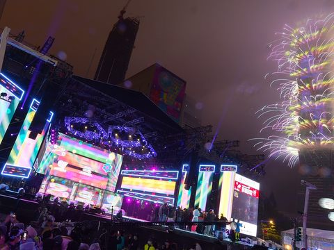 台北101新年煙火大秀，結合燈光雷射等效果，為臺北最High新年城2023跨年活動帶來不同視覺。