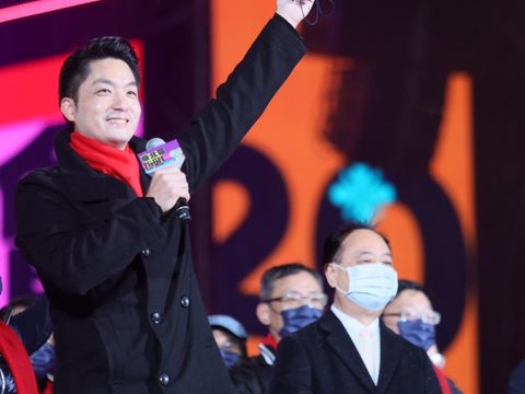 「臺北最High新年城-2023跨年晚會」31日登場，臺北市長蔣萬安與臺上貴賓及現場民眾一起倒數跨年。