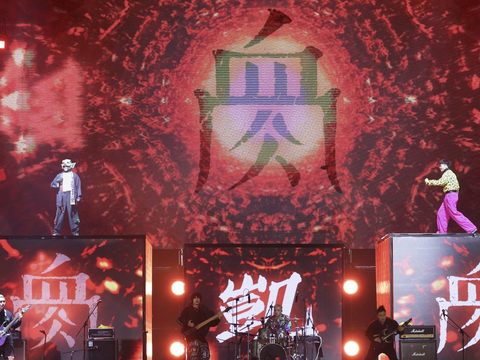 重金屬樂團「血肉果汁機」與金曲歌王許富凱攜手合作搖滾飆唱。