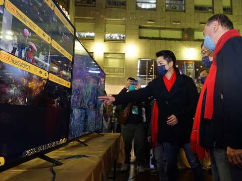 臺北市長蔣萬安視察「臺北最High新年城-2023跨年晚會」應變中心。(圖片來源：臺北市政府觀光傳播局)