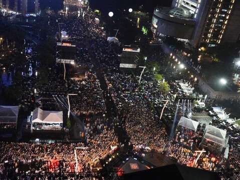 2023臺北跨年晚會吸引滿滿人潮聚集北市府府前廣場，現場氣氛high到最高點。(圖片來源：臺北市政府觀光傳播局)