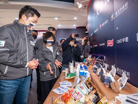 「2023台灣燈會在台北」獲得許多企業界大力支持,富邦金控、台灣大哥大、全聯實業、統一企業集團、台灣愛麗思歐雅瑪、聯華食品及CSD中衛等企業(圖片來源:臺北市政府產業發展局)
