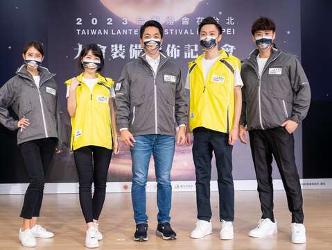 台北市長蔣萬安著工作人員服飾亮相(圖片來源:臺北市政府產業發展局)
