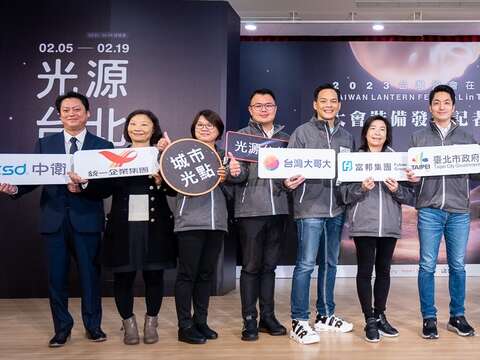 感謝眾多企業鼎力支持,提供酒精、瓶裝飲用水、暖暖包、咖啡兌換券及商品卡、2023台灣燈會主視覺限定版的零食點心、口罩等物資(圖片來源:臺北市政府產業發展局)