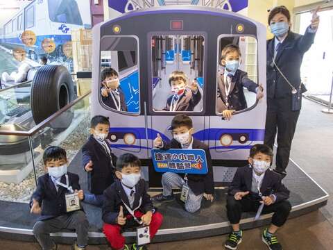 捷運小小職人體驗營大合照(圖片來源：臺北大眾捷運股份有限公司)