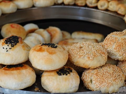 臺北市商圈巷弄內隱身許多米其林必比登推薦美食。(圖為永康街好公道金雞園現烤酥餅) (圖片來源：臺北市政府觀光傳播局)