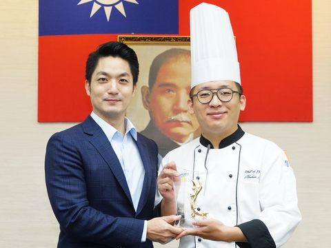 個人組-經理人員或中層幹部組-台北慕軒主廚蔡鎮受獎(圖片來源：臺北市政府觀光傳播局)