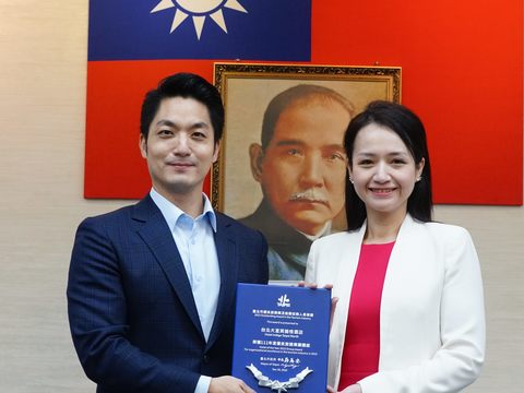 績優團體組-台北大直英迪格酒店劉瑜琪總監代表領獎(圖片來源：臺北市政府觀光傳播局)