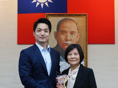 個人組基層員工組-大地酒店房務員程麗心受獎(圖片來源：臺北市政府觀光傳播局)