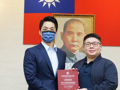 績優團體組-北投麗禧溫泉酒店白哲瑋副總經理代表領獎(圖片來源：臺北市政府觀光傳播局)