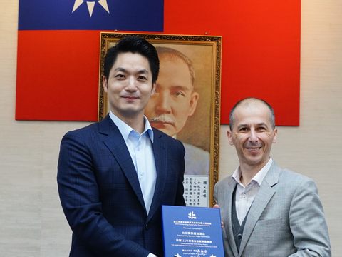 績優團體組-台北國泰萬怡酒店Dario Congera總經理代表領獎(圖片來源：臺北市政府觀光傳播局)