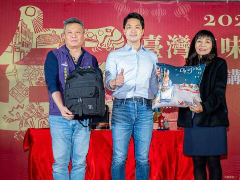 後站、華陰街北車商圈理事長致贈商圈特色產品辦公室小物給蔣萬安市長(圖片來源：臺北市商業處)