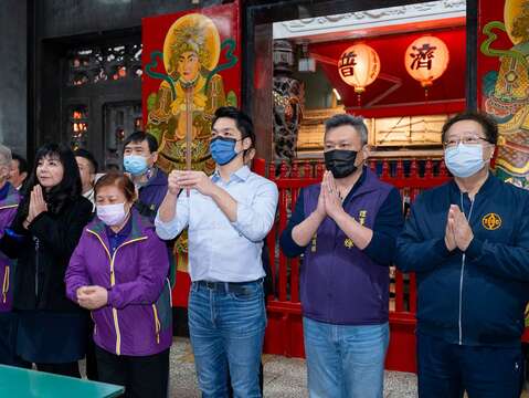 蔣萬安市長於普濟寺上香祈福(圖片來源：臺北市商業處)