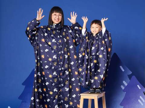 Hahababy-經典文字光源兔親子雨衣(圖片來源：臺北市政府產業發展局)