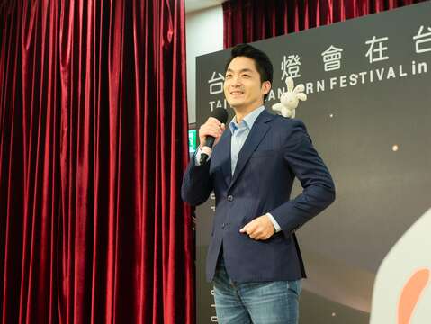 台灣燈會周邊商品發表會 - 蔣萬安市長配戴光源兔吸鐵玩偶致詞(圖片來源：臺北市政府產業發展局)