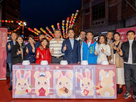 長官貴賓完成點燈儀式並合照留影(圖片來源：臺北市商業處)