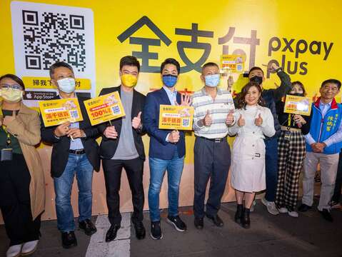 迪化街年貨大街提供民眾無現金支付服務！(圖片來源：臺北市商業處)