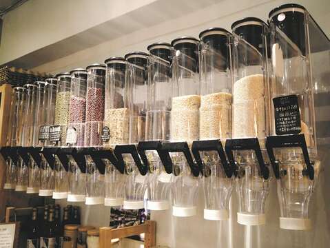 消費者自身は持参した容器に豆、穀物、油や洗剤などを入れることができます。