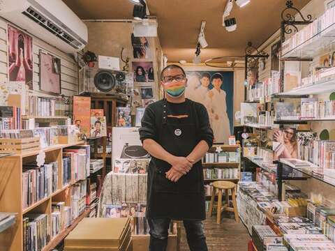 大の音楽好きであるBTB ミュージックワークショップのオーナー詹宏翔氏は、熱意を持ってお店を運営しています。