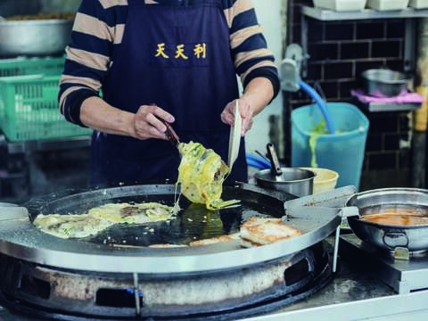 蚵仔煎、雞排、臭豆腐等台灣小吃，美味又具地方特色，深受許多外國朋友喜愛。（攝影／林冠良）
