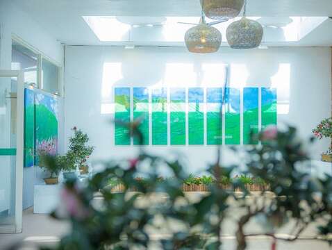 台灣三E美術會王馨敏理事長《春天的故事》畫作(圖片來源：臺北市政府工務局公園路燈工程管理處)