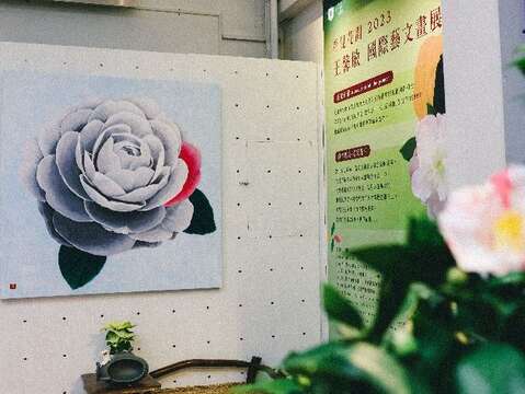 台灣三E美術會王馨敏理事長《看見花開-廣東粉》畫作(圖片來源：臺北市政府工務局公園路燈工程管理處)