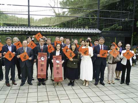 釧路市市長偕同釧路市自然保育觀光推廣團隊向大家拜早年(圖片來源：臺北市立動物園)