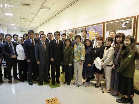 釧路市市長偕同釧路市自然保育觀光推廣團隊參觀群英飛羽世界野鳥攝影聯展(圖片來源：臺北市立動物園)