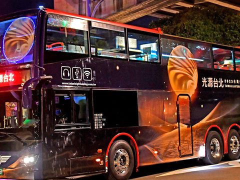 雙層觀巴的車體燈飾設計結合燈會主題(圖片來源：臺北市政府觀光傳播局)JPG