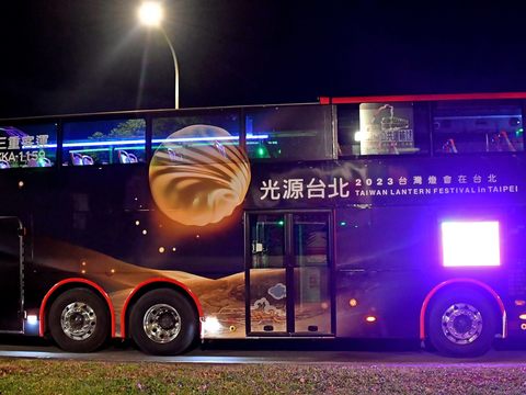賞燈專車用2層樓高的視角感受燈會的視覺饗宴(圖片來源：臺北市政府觀光傳播局).JPG