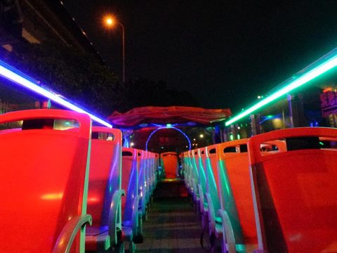 在賞燈專車上以不同的高度遊覽美麗燈景(圖片來源：臺北市政府觀光傳播局).JPG
