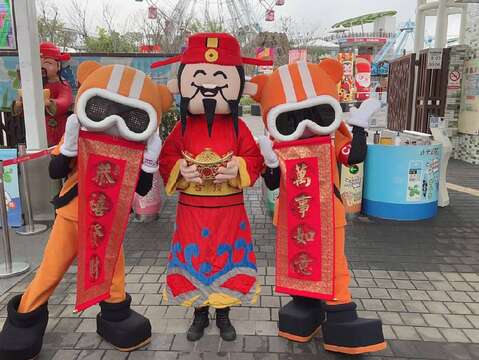 尋寶小隊長及財神爺賀新年(圖片來源：臺北大眾捷運股份有限公司)