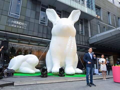 Meridien Joins Hands with Australian Artist for Giant Lantern Display