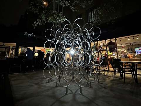 馬來西亞藝術家Jun Ong與店家自行車品牌「Rapha Taipei Clubhouse．台北」合作以鋁合金的單車輪框構成作品「捕夢者Dreamcatcher 」(圖片來源：臺北市商業處)