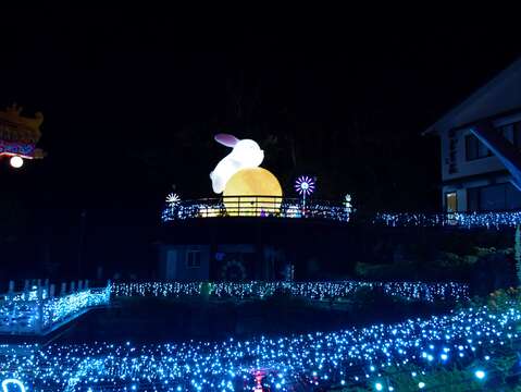 文山燈區以「貓空找白兔」為主題，一隻超萌白兔懶洋洋地趴在大月亮上(圖片來源：臺北大眾捷運股份有限公司)