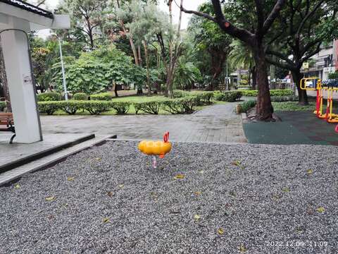 Q版造型搖搖樂(圖片來源：臺北市政府工務局公園路燈工程管理處)