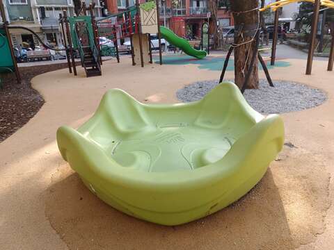 共融式旋轉碗碟(圖片來源：臺北市政府工務局公園路燈工程管理處)