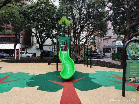 結合慶城的地景設計綠樹鋪面造型及木屑鋪面，更貼近自然(圖片來源：臺北市政府工務局公園路燈工程管理處)